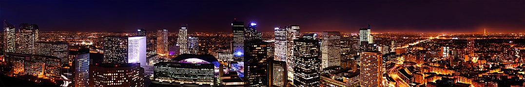 Paris-La Défense, premier quartier d'affaires européen par l'étendue de son parc de bureaux[315], attire plus de 8 millions de visiteurs chaque année[316].