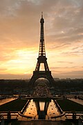 Monument le plus visité au monde[334], la tour Eiffel est une icône de Paris et de la France.