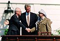 Bill Clinton, Jicak Rabin in Jaser Arafat ob podpisu prvega sporazuma iz Osla