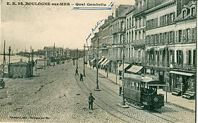 Un tramway sur le quai Gambetta.