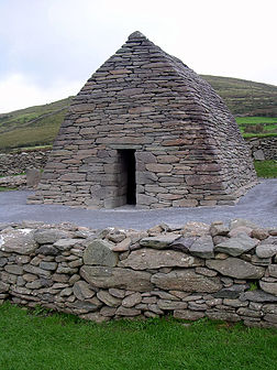 Orior de Gallarus, dens la pèninsula de Dingle, Irlanda. (veré dèfenicion 1 536 × 2 048*)