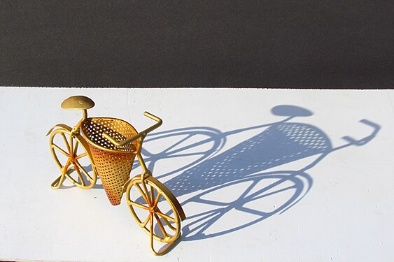 Toy cycle with shadow