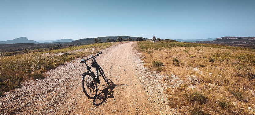 A touring bike standing on the fire road next to the city of Montaud (34), France