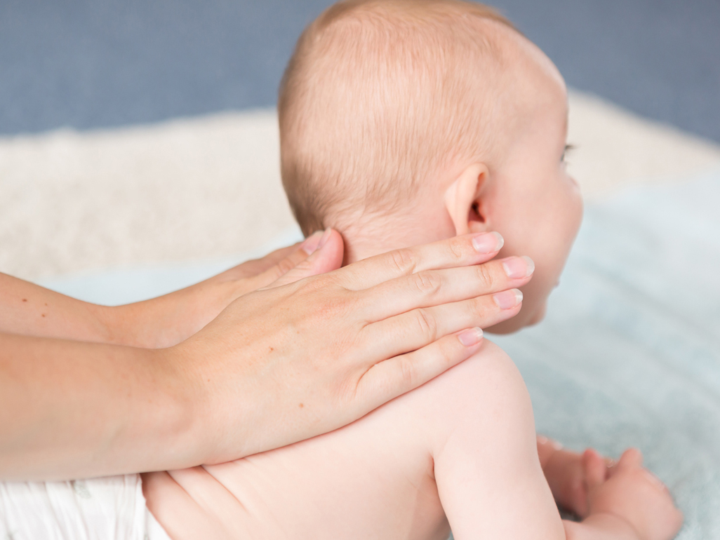 Bebê branco recebendo massagem