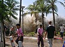 Tsunamin slår till mot kustområden runt Indiska oceanen, här mot Ao Nang i Thailand, denna dag för 19 år sedan.