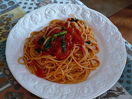 Spaghetti pomodoro e basilico ("tomato sauce and basil")