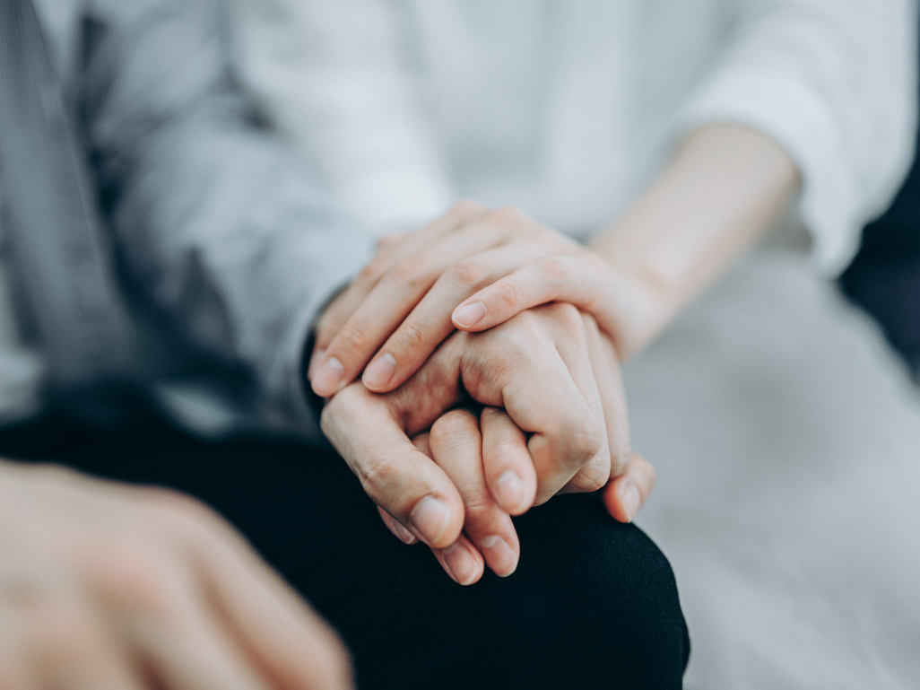 Pareja con manos entrelazadas