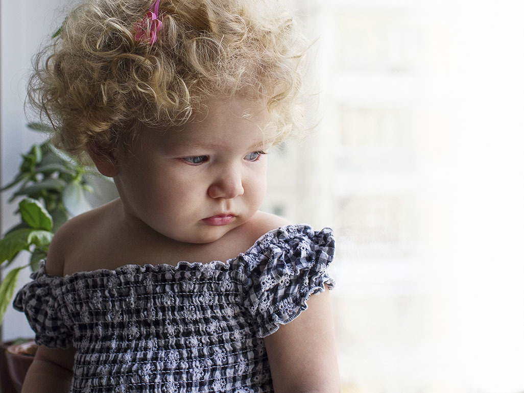 little girl with blond hair and pink hairclip