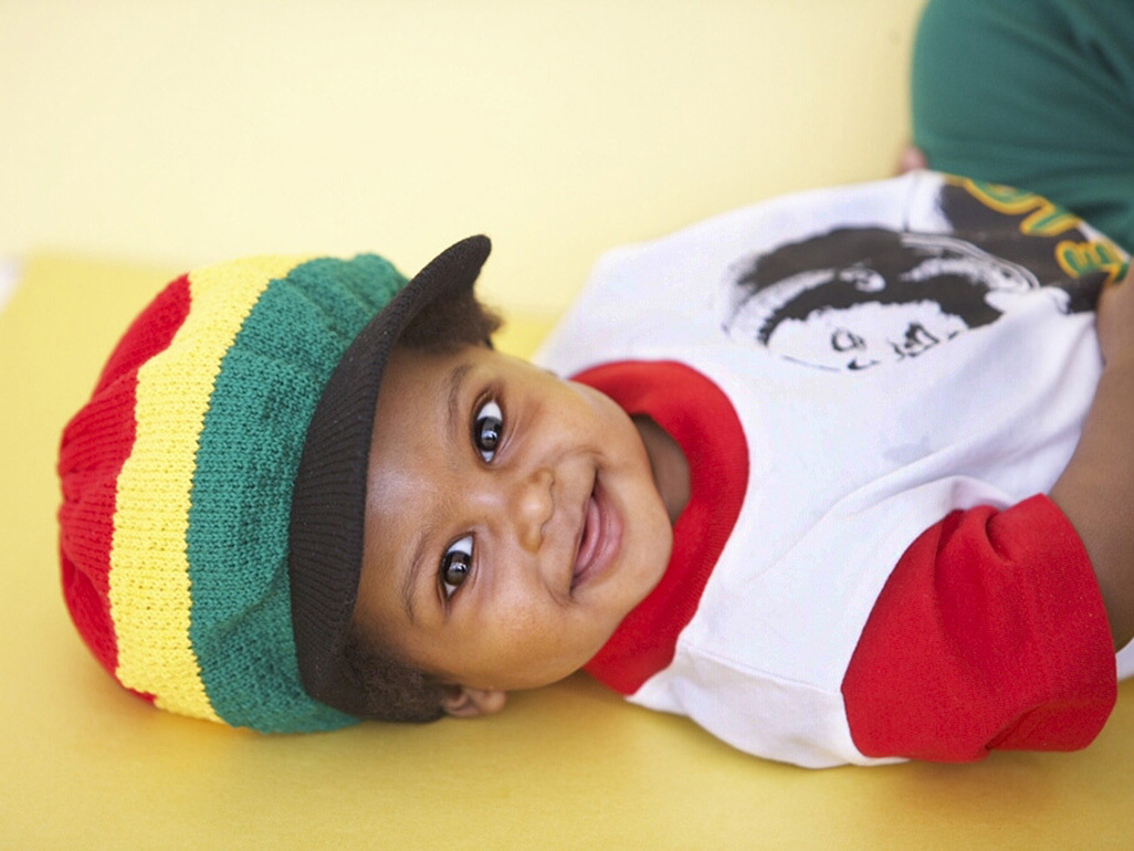 bebê vestido de bob marley