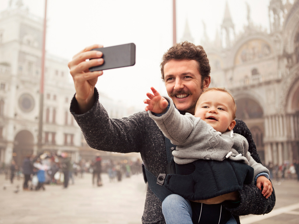 homem branco, tirando foto com bebê branco na Piazza San Marco