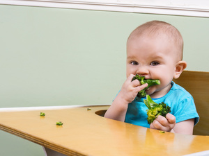 bebê comendo sozinho