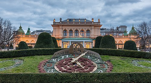 Цветочные часы перед Курсалоном Хюбнера в Венском городском парке