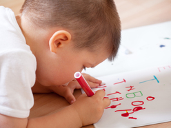 niño pequeño pintando en un papel