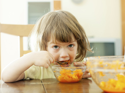 niña comiendo