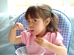 niña comiendo cereal solita