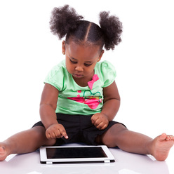 niña pequeña jugando con tableta