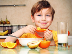 Niño comiendo