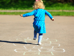 niña jugando