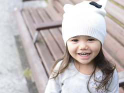 Niña de 3 años con un gorro