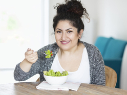 mujer comiendo plato de ensalada