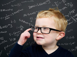 Kleiner Junge mit einer Wissenschaftler-Brille