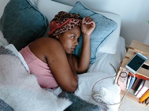 woman laying down and experiencing dizziness