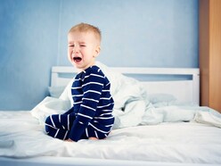 Menina resiste ao sono na hora de dormir