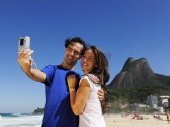 pareja tománose selfie durante vacaciones