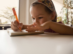 Niña escribiendo