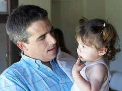 niña en brazos de su papá