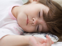 niña pequeña durmiendo la siesta