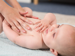 Baby bekommt eine Bauchmassage