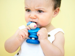 Baby kaut auf einem Spielzeug