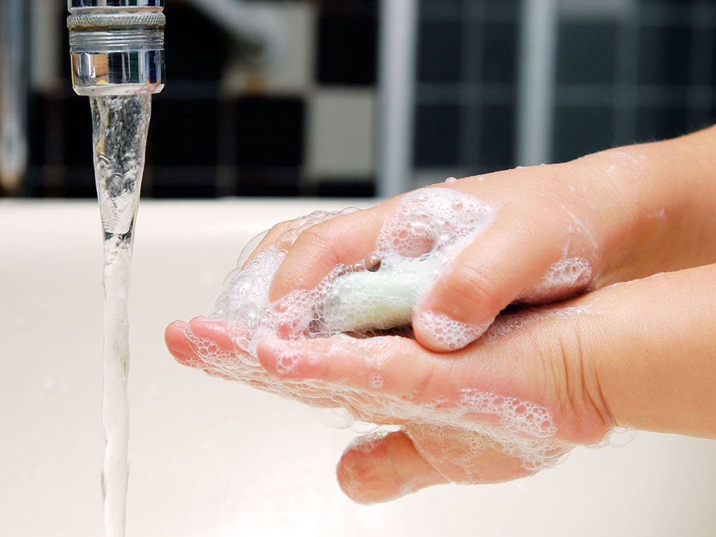 La hora del baño puede ser un rato divertido y especial para compartir con tu niño, pero también es un momento en el que hay que tener mucho cuidado. Ten presente estos 12 consejos para ayudar a mante