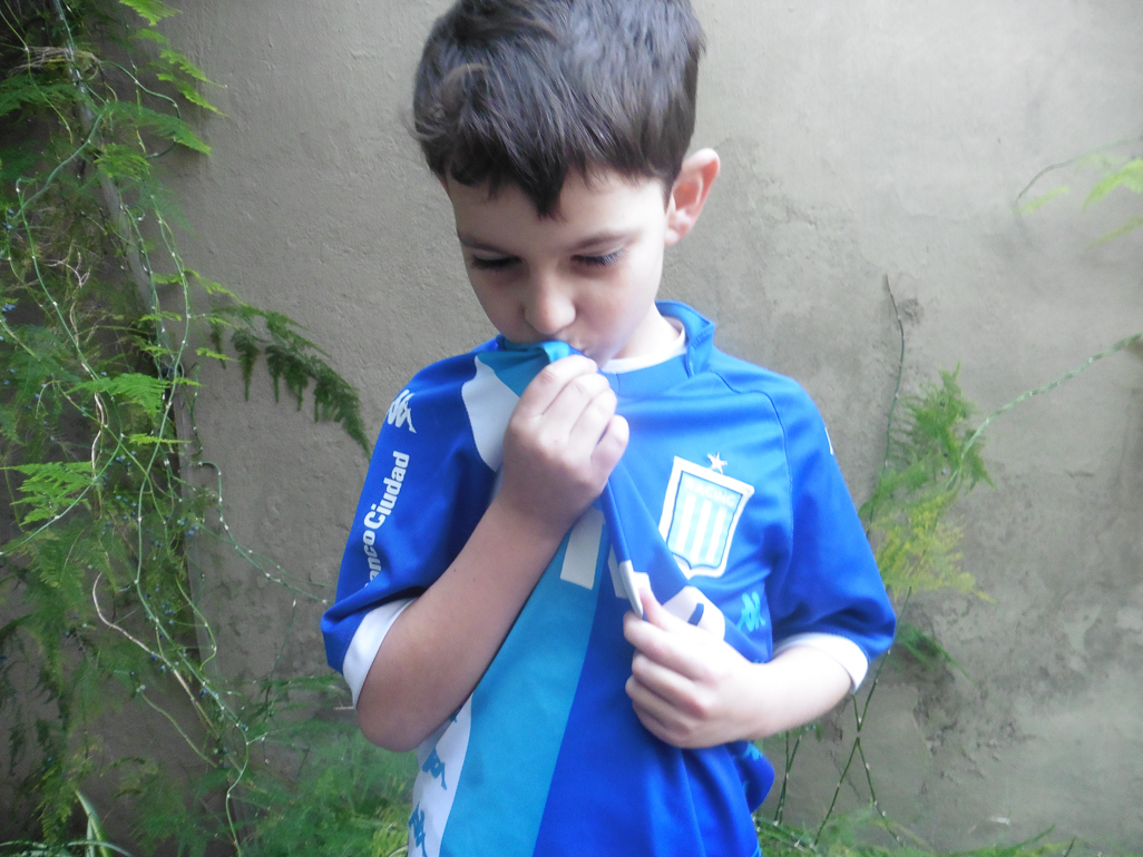 Niño besando su camiseta de fútbol