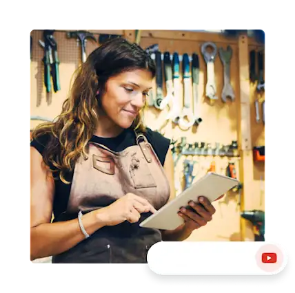 Mujer en un taller mirando una tablet