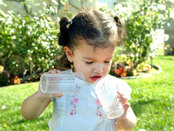 Niña bebiendo de un vaso