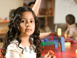 niña en escuela