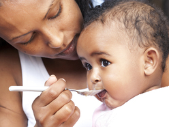 bebê comendo 