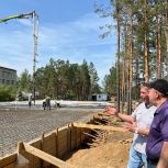 Партийцы проверили строительство спортивного зала по гимнастике в Чите