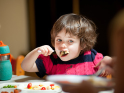 niña comiendo