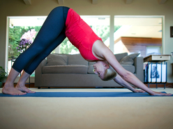 mujer practicando yoga