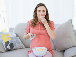 Embarazada comiendo palomitas de maíz