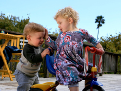 niños peleando 