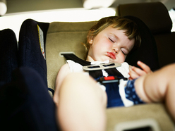 niña durmiendo en su silla del auto