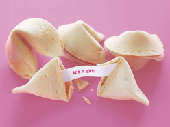 Galleta de la suerte china cuyo papel dice "¡Será niña!".