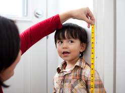 niño midiendo estatura