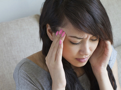 Mujer con dolor de cabeza 