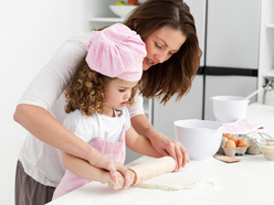 niña cocinando