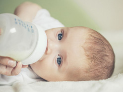 Baby trinkt aus einer Flasche